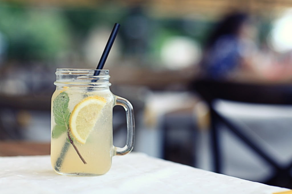 detox diets: glass of lemon juice and water