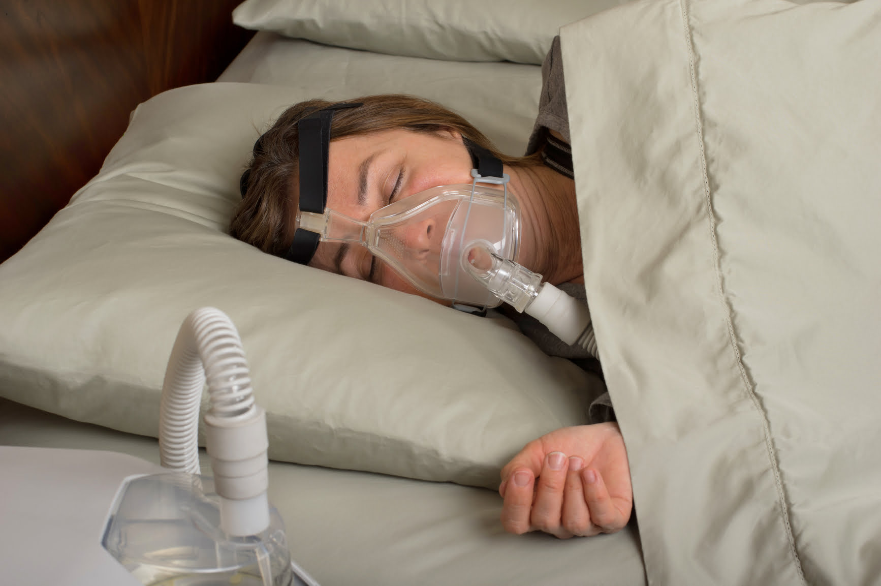 sleep apnoea - woman wearing cpap