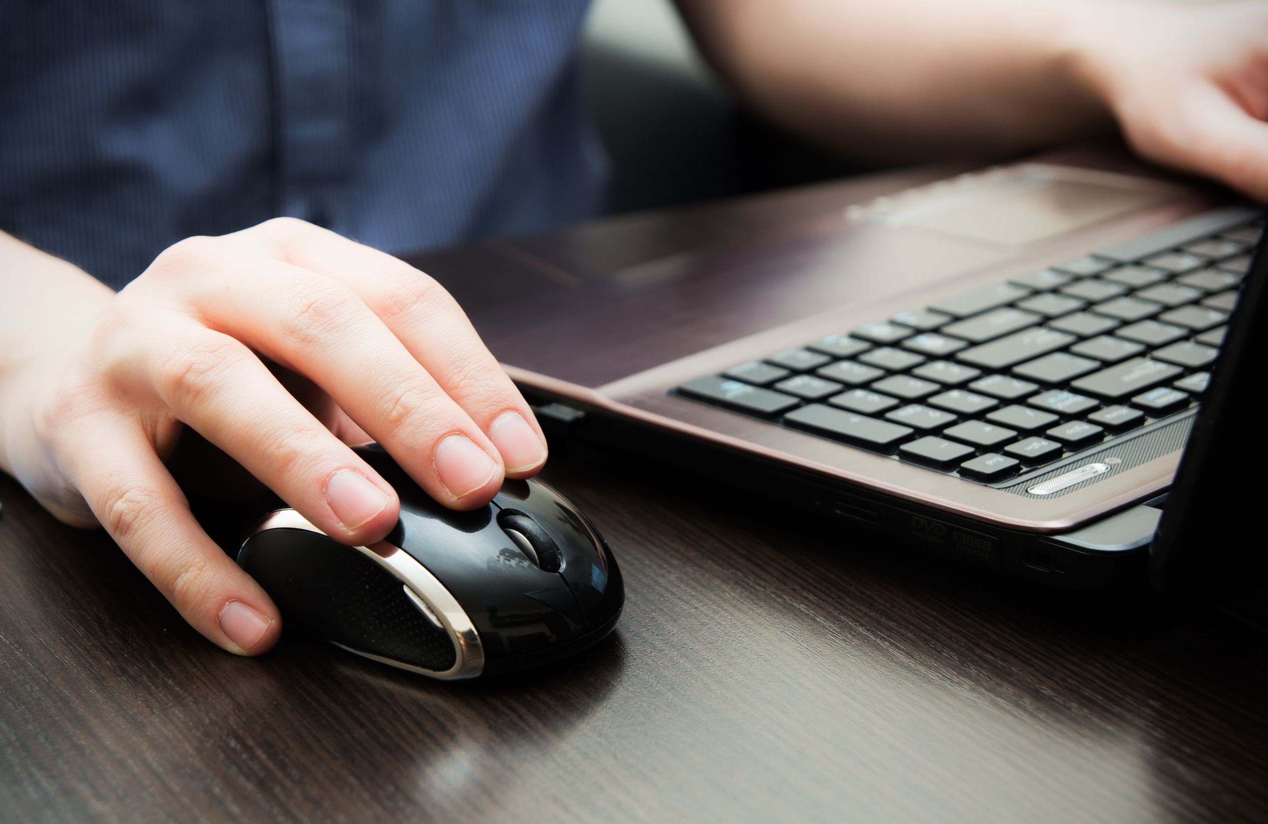 hand on mouse
