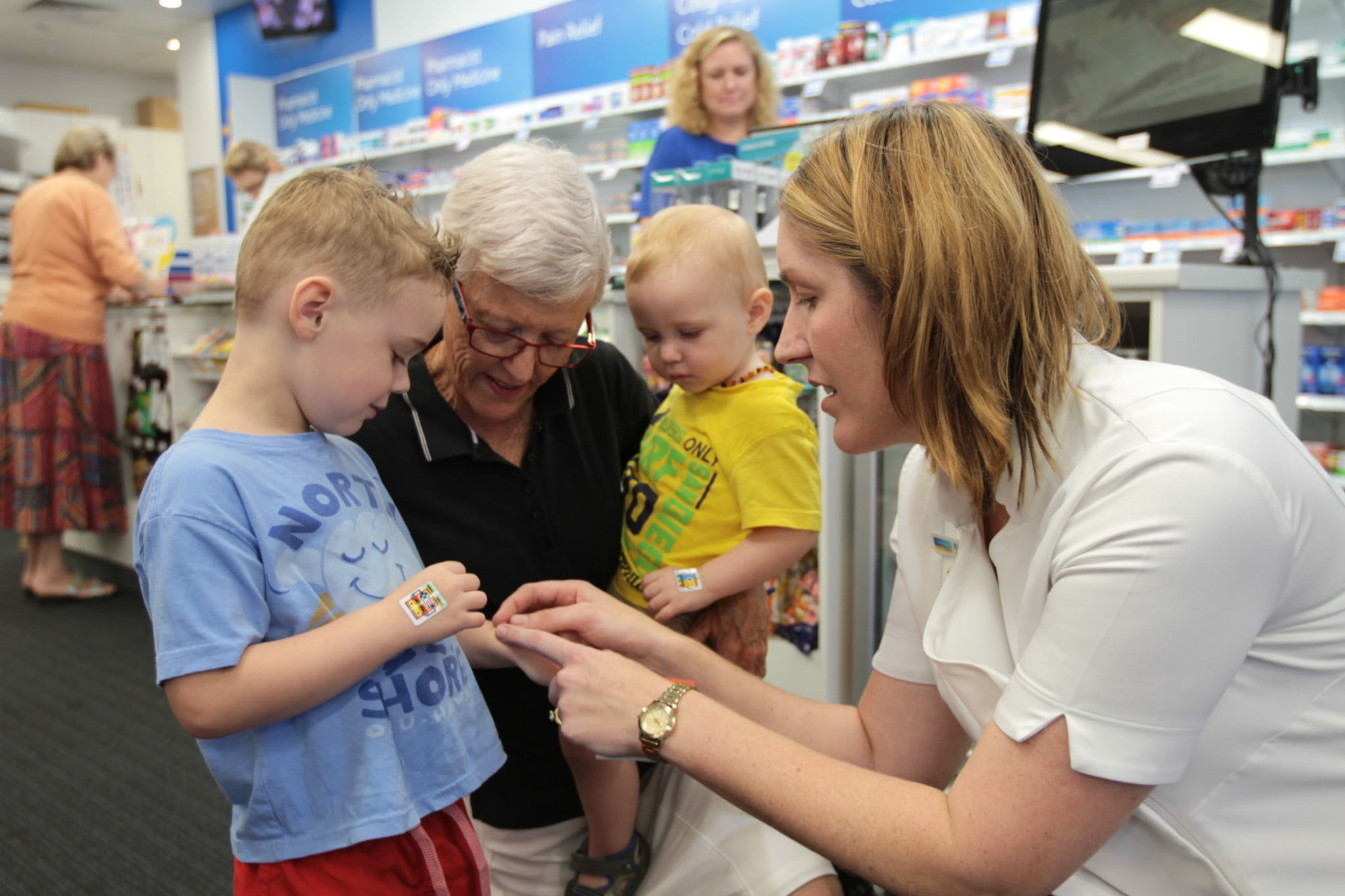 Samford Chemmart: assisting little kid with injury