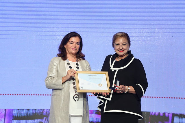 Dr Peña (L) presents the University of Sydney's Dr Betty Chaar with her fellowship of the International Pharmaceutical Federation