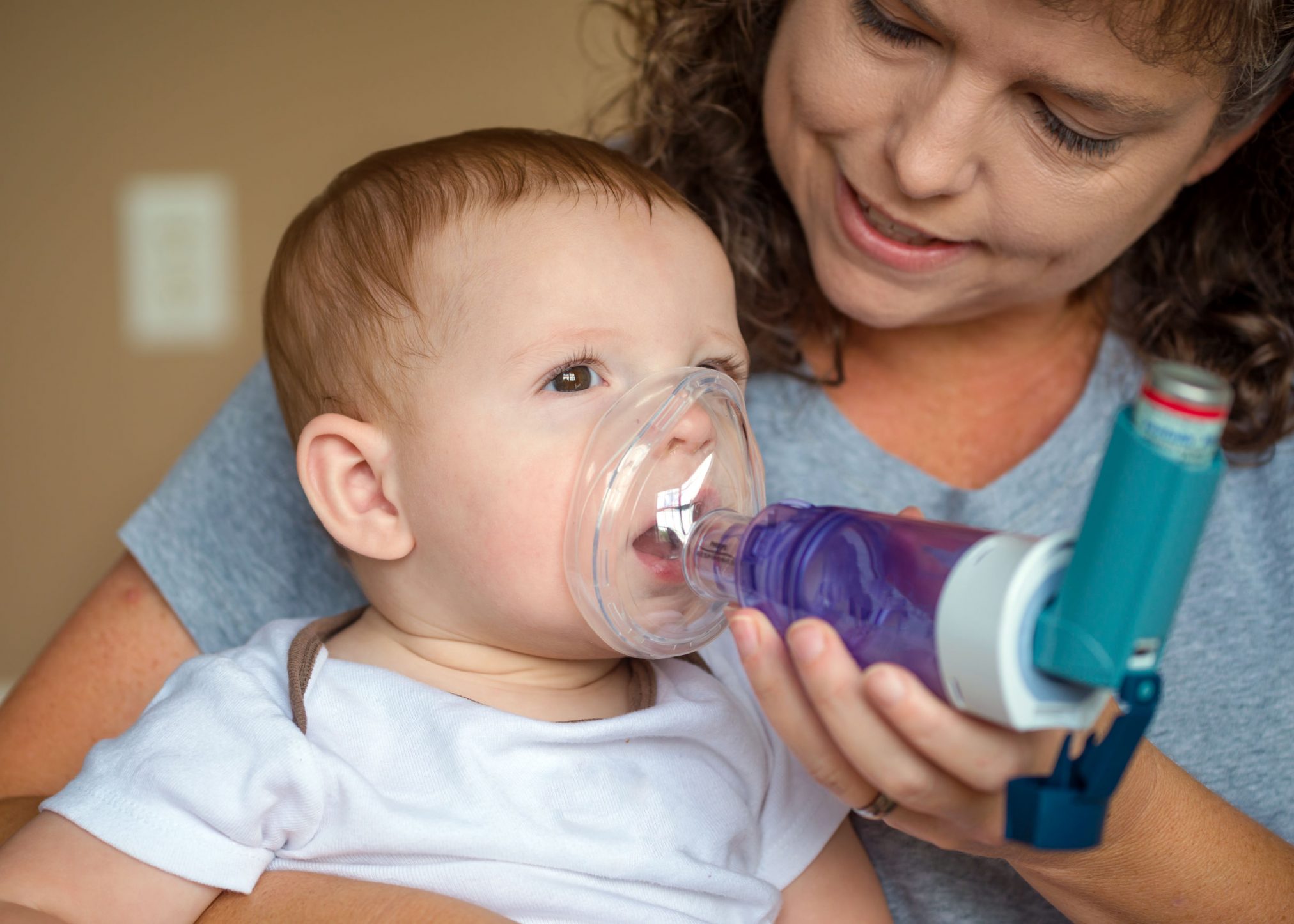 child with asthma and spacer