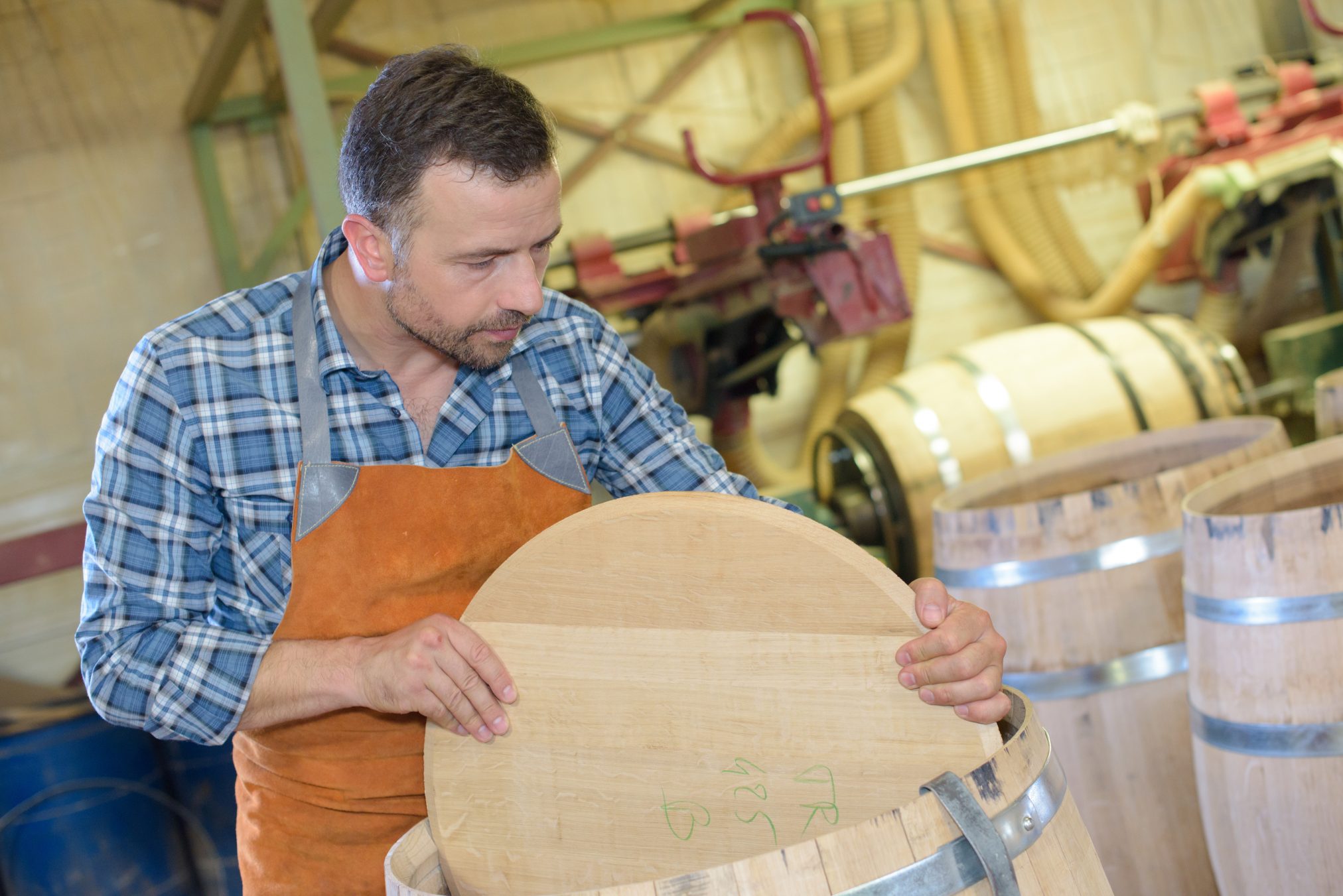 cooper making barrel