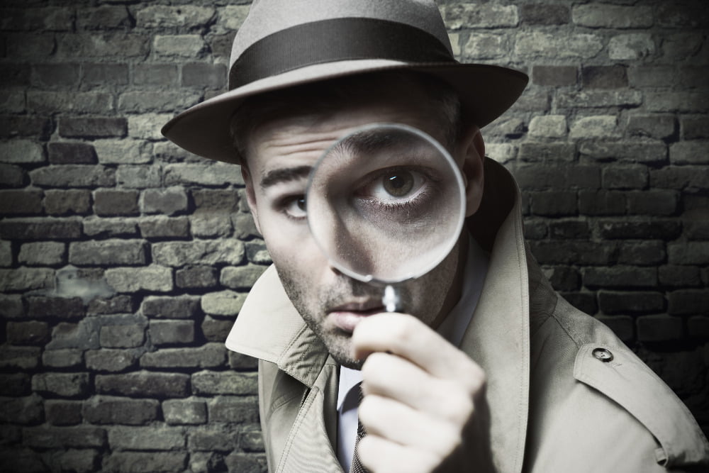 detective with magnifying glass